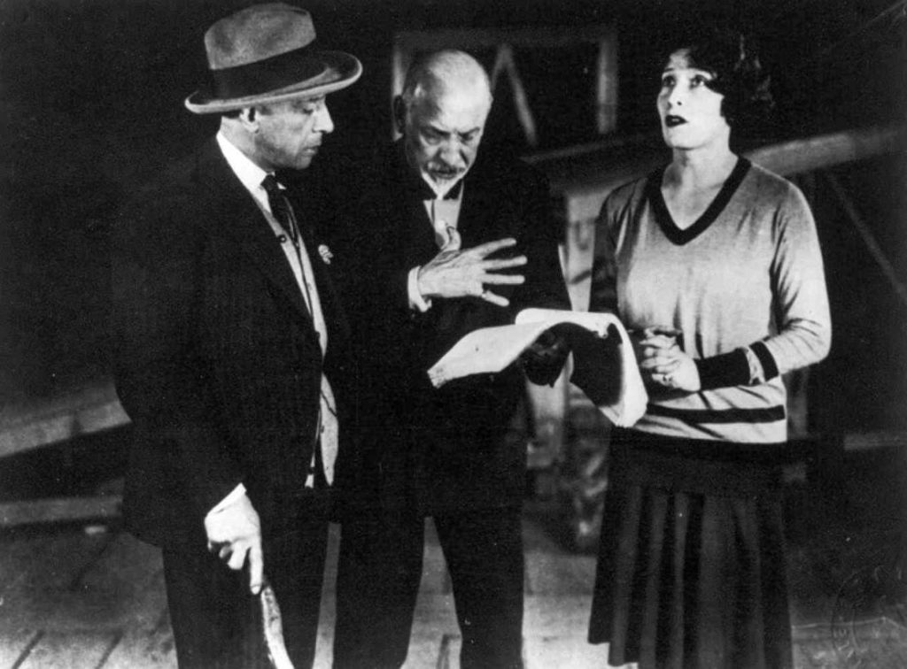 7 di 17 - Luigi Pirandello, autore e regista, durante le prove del suo dramma La nuova colonia, con gli attori Marta Abba e Lamberto Picasso.